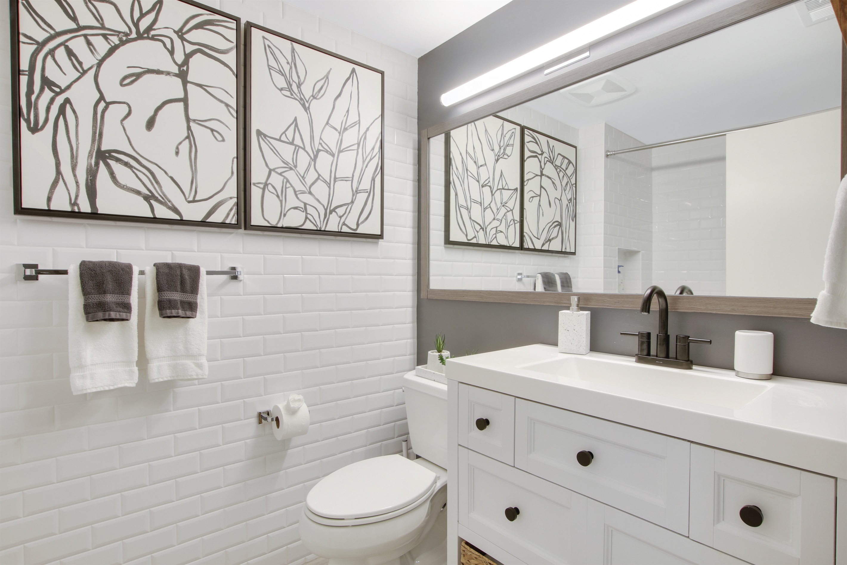 Well lit, full bath with shower/tub combo