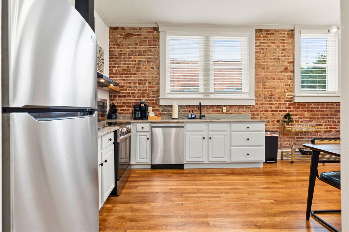 A closer look at the kitchen highlights its clean design and practical features for easy and enjoyable meal preparation.