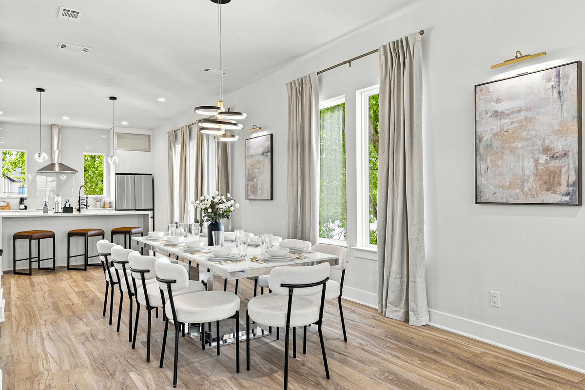  Bright and airy space perfect for gatherings, with sleek decor and ample natural light!