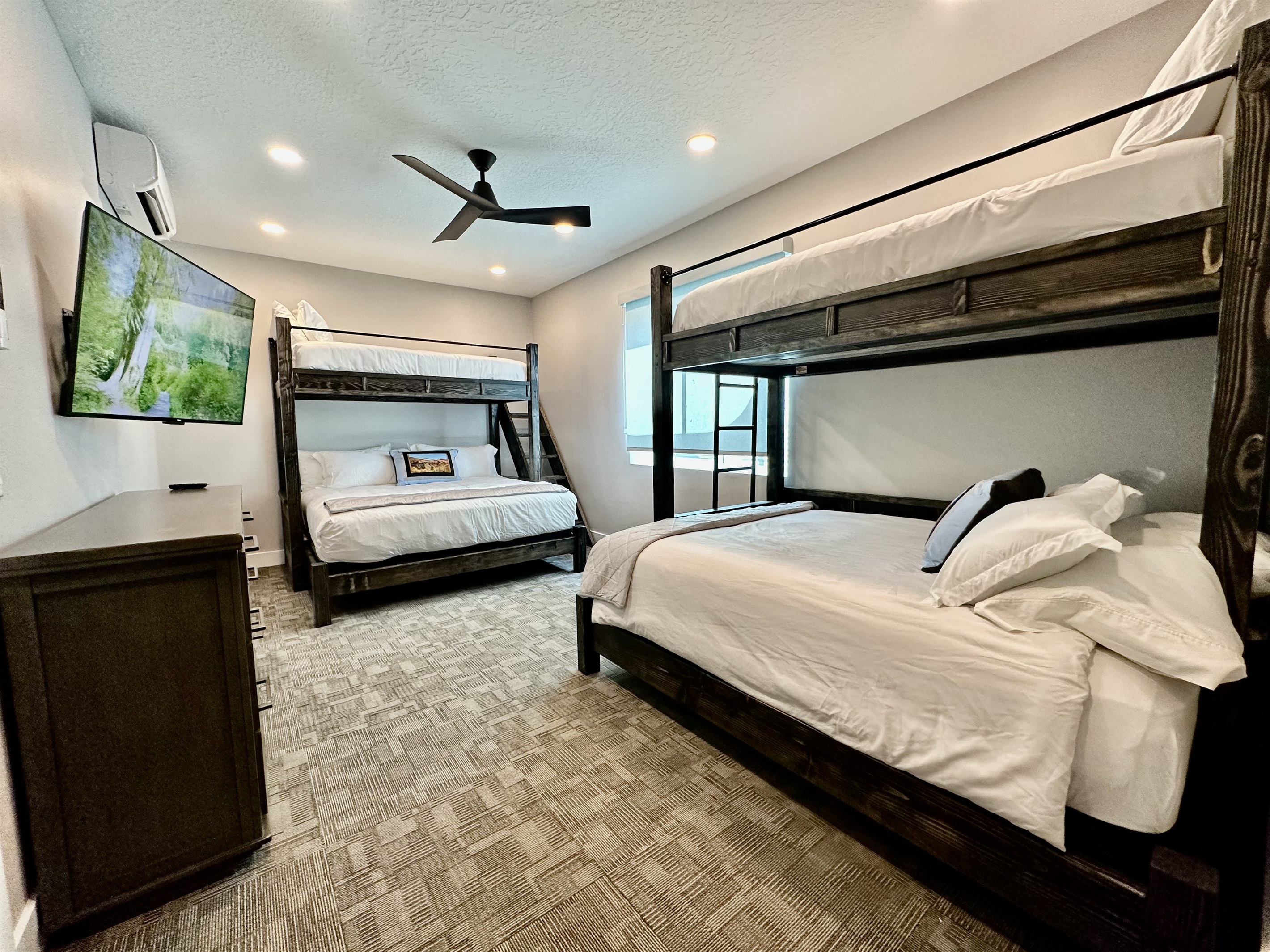 Bunk Suite 1 King 1 Queen 2 Twins
