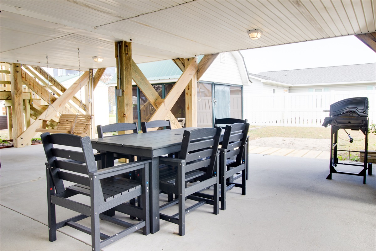 Propane Grill & Outdoor Dining