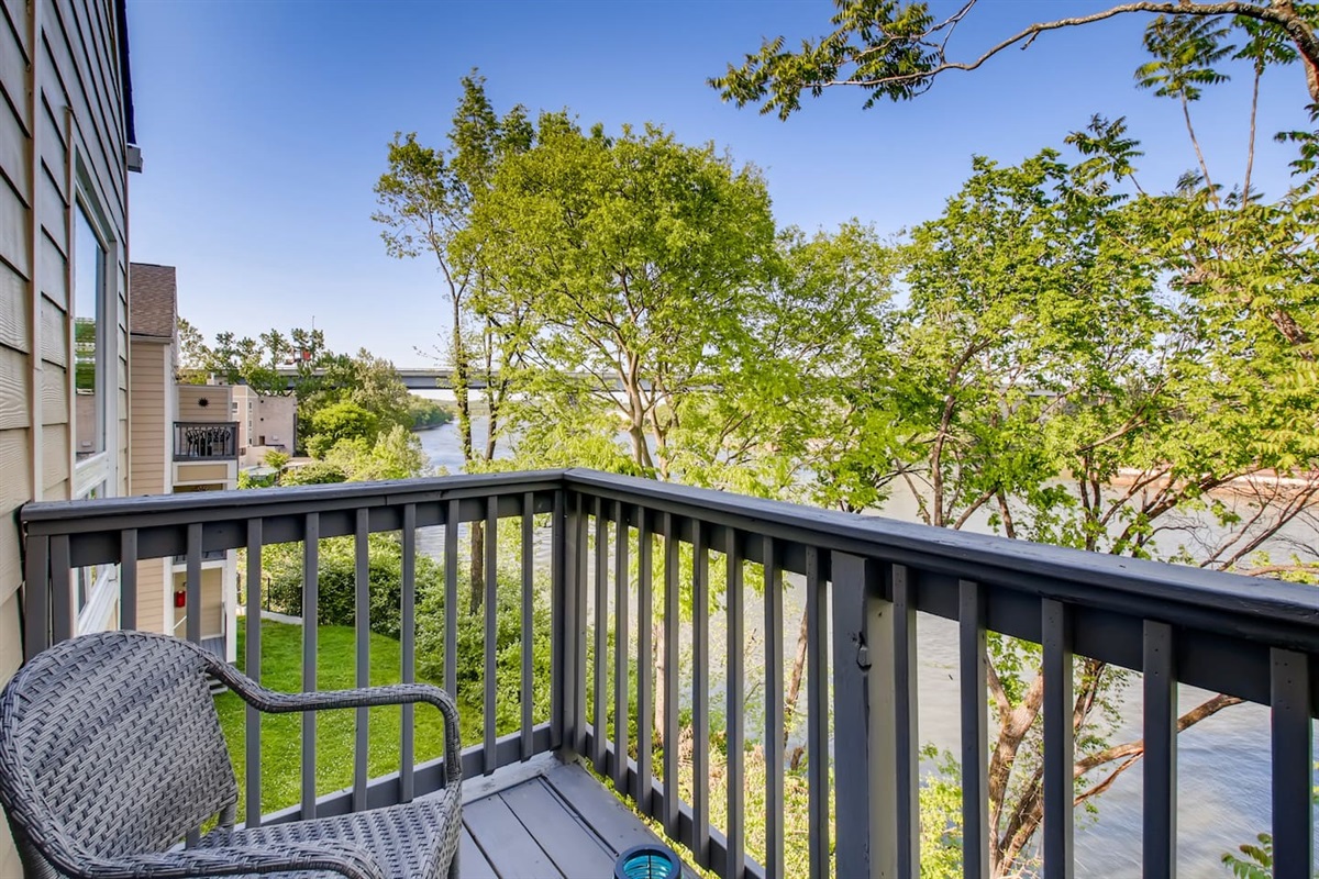 Relax on our balcony and enjoy the Cumberland River