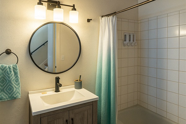 Full Bathroom 2 of 2