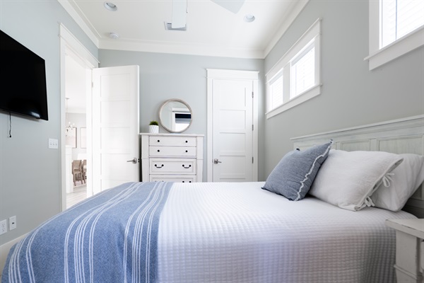 1st Floor Onsuite Bedroom with Queen Bed