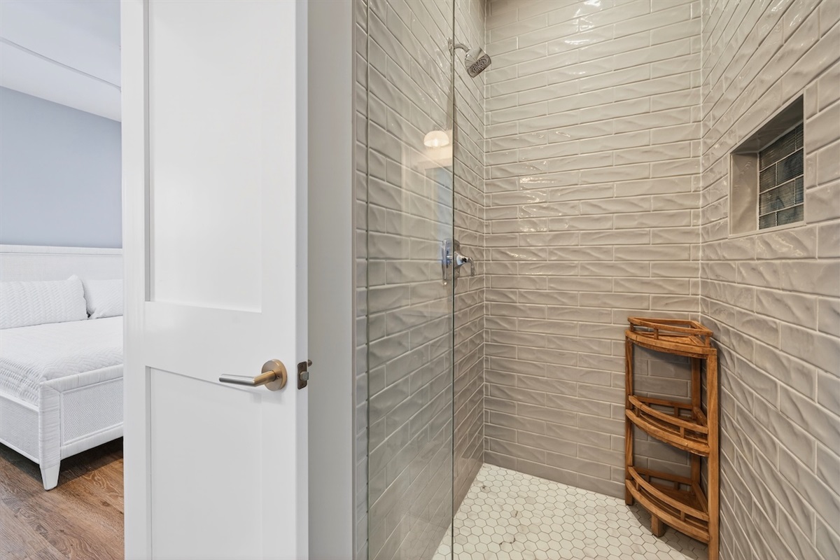 Queen Room Bath  | Southern Grace | 6 23rd Ave.