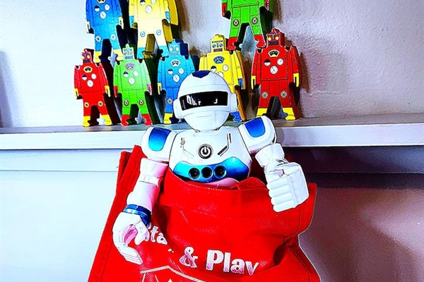 Howie SHOG's team shares snacks and drinks for you. 