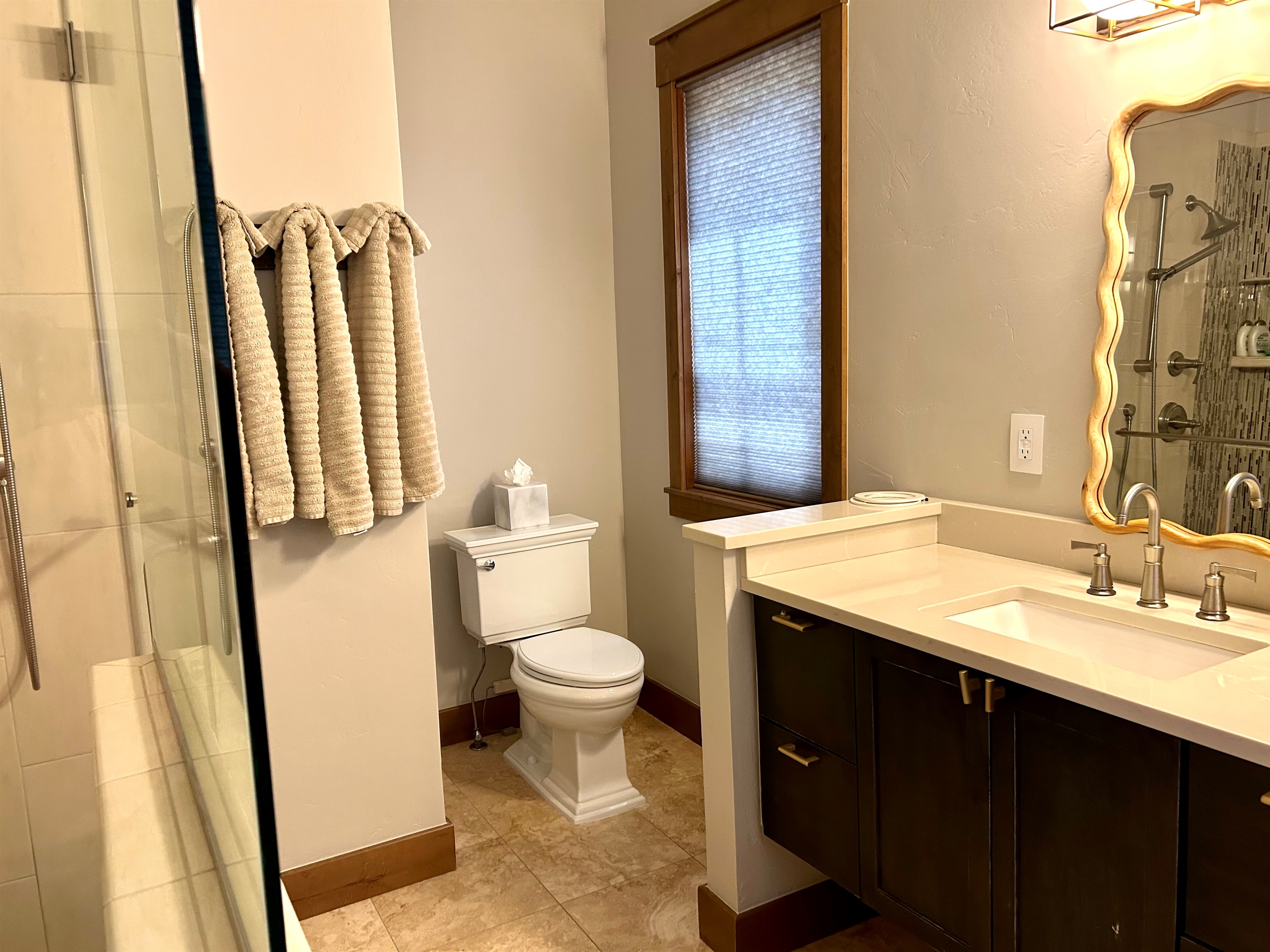 2nd Floor Cali/Bunk Bathroom