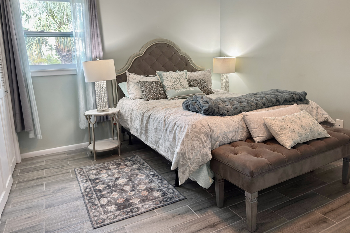 Beautiful spacious Bedroom with en suite bathroom.