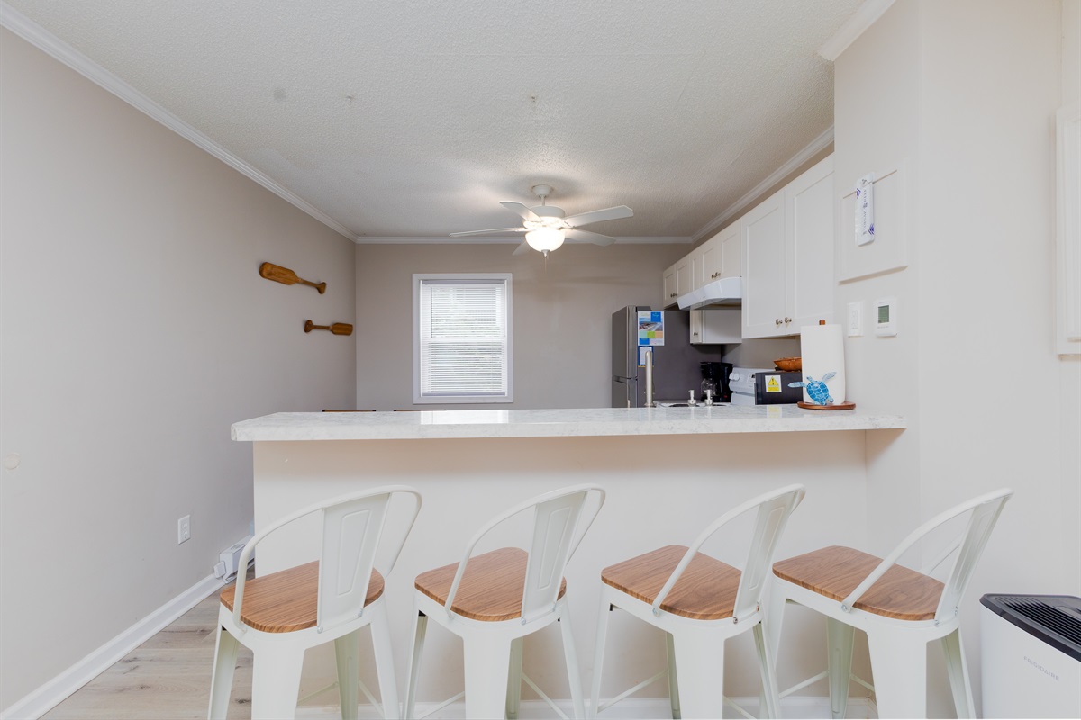 Seating for 4 at the bar top