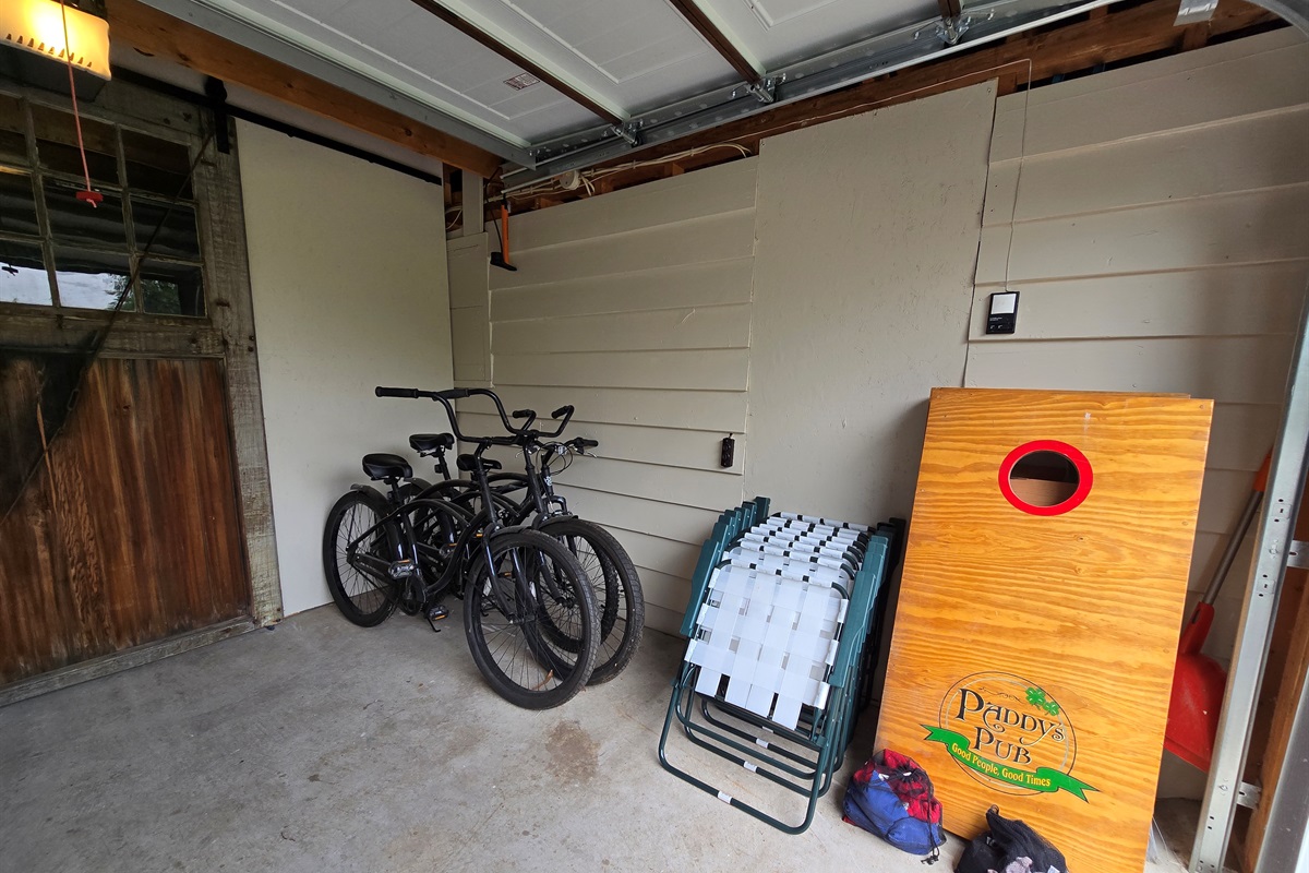The garage at Heron’s Nest is packed with fun! 🎣🚴‍♂️ Enjoy bikes, lawn chairs, fishing poles, jumbo Connect 4, yard games, umbrellas, and more—perfect for outdoor adventures or a relaxing day by the water. Everything you need for lakeside fun!