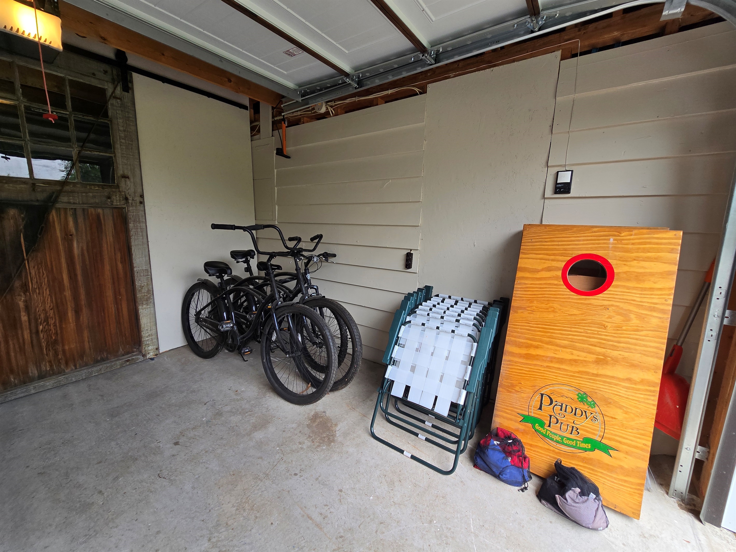 The garage at Heron’s Nest is packed with fun! 🎣🚴‍♂️ Enjoy bikes, lawn chairs, fishing poles, jumbo Connect 4, yard games, umbrellas, and more—perfect for outdoor adventures or a relaxing day by the water. Everything you need for lakeside fun!