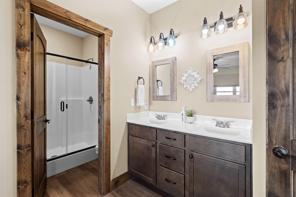 Upper level en suite shower 