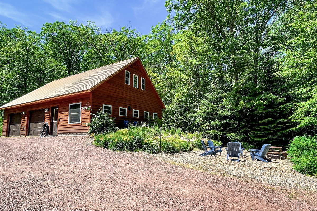 Direct view of front of the Rock Garden Cottage from across driveway