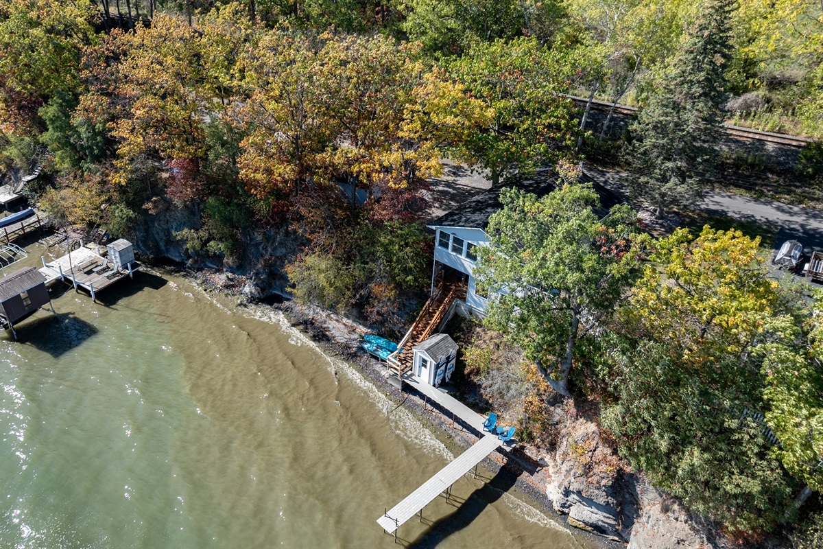 Private retreat nestled into nature with direct access to the shoreline