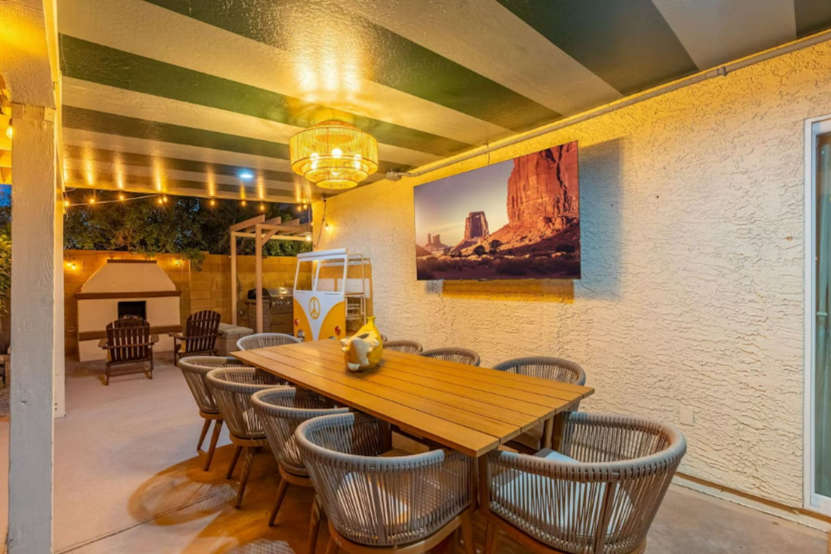Take dinner outside with seating for 10!