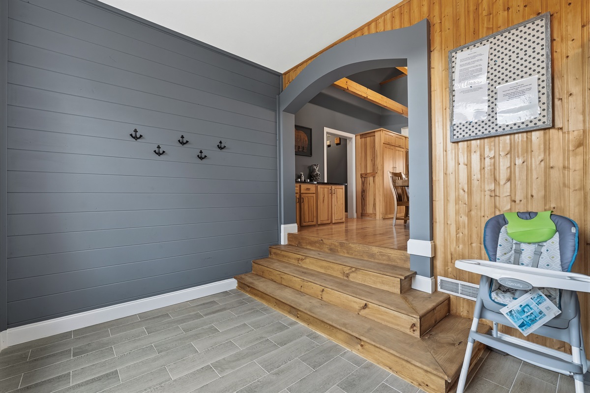 Spacious entryway, plenty of space to keep things organized