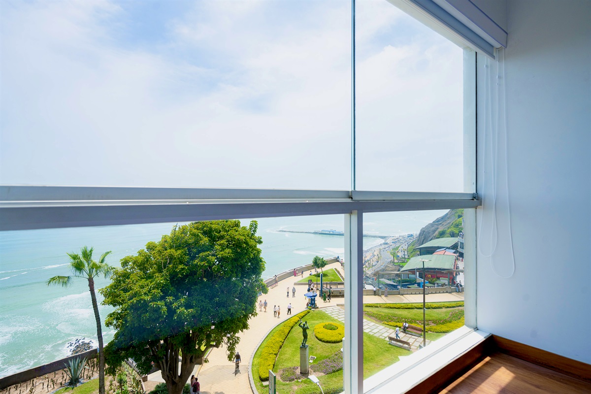 Second bedroom with stunning sea and Malecón views — wake up inspired every morning  /   Segundo dormitorio con cama doble y una vista impresionante al mar y al malecón — despierta inspirado cada mañana