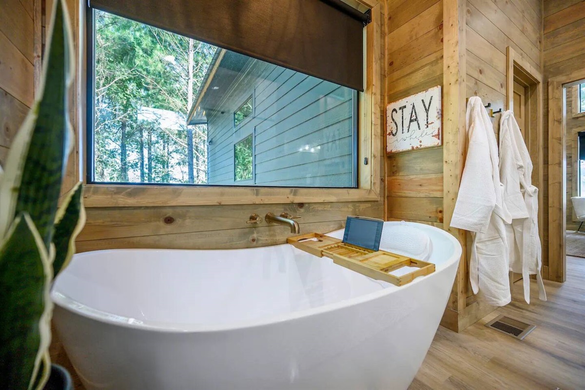 This is the best Airbnb I’ve stayed at. Hands down. Only stayed 1 night, but will be back. ROMANTIC is an understatement. This place is the definition of luxury. Outdoor fireplace near the hot tub was great touch. Fire pit, swing and outdoor lighting.