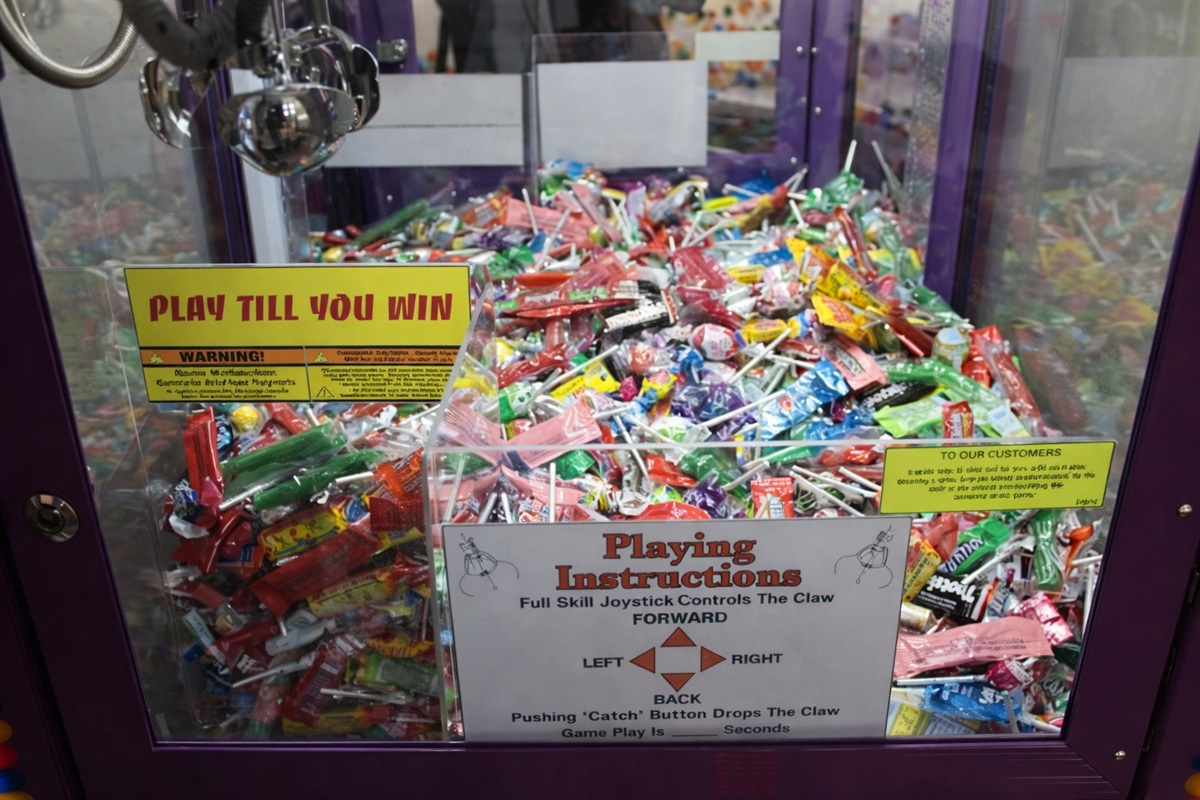 Candy claw machine jackpot