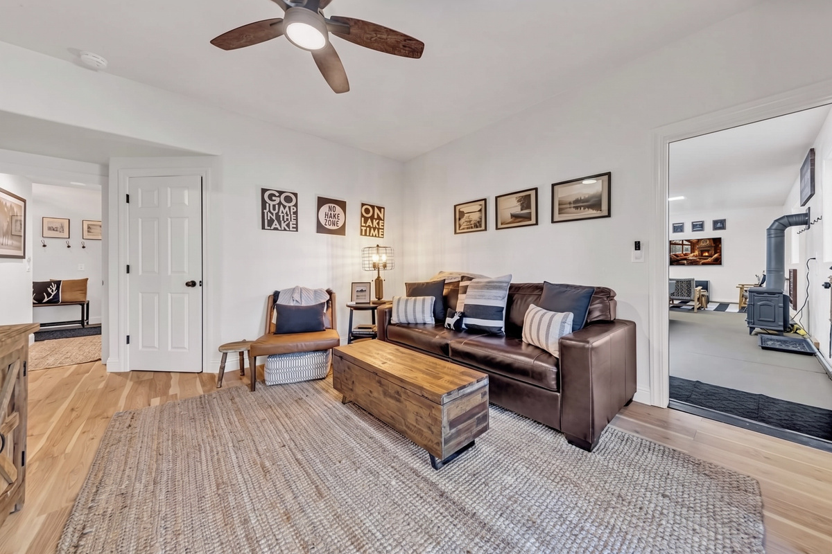 Downstairs Livingroom w/ Queen Sofa Bed