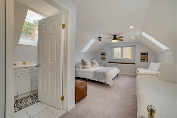 Master King Bedroom - King & 2 Twins - Full en suite bathroom
