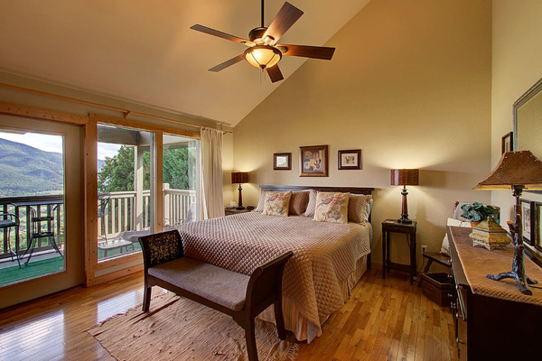 Upper-Level King at Tanasi Lodge: 1 king bed