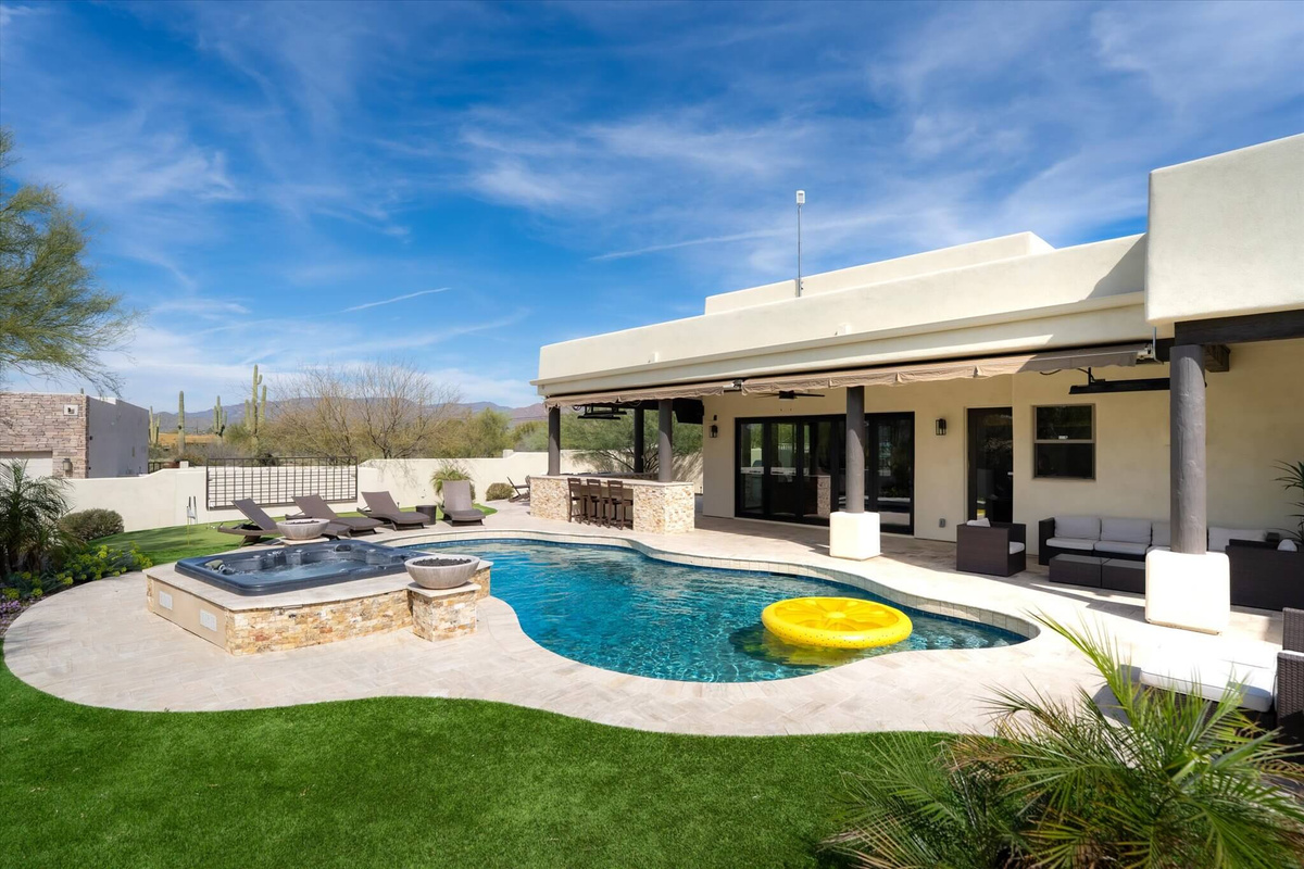 Heated Pool, Spa & Exterior living Room w Sectional Seating