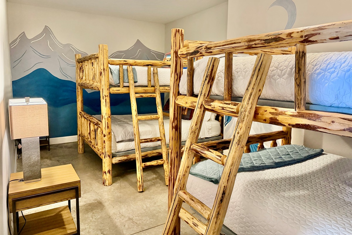 Bedroom 9 - 4 Queen Bunk Room
