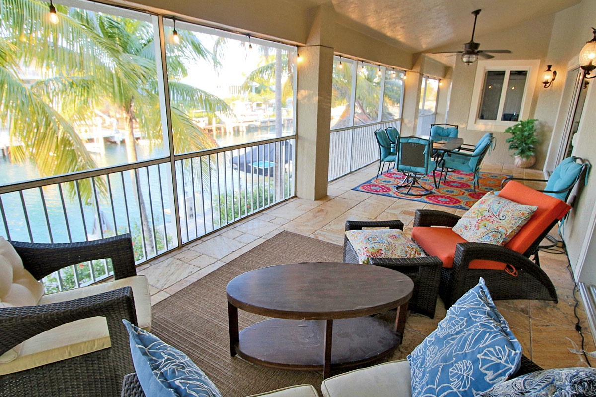 Upstairs screened in porch