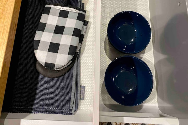 Kitchen Island.
Top Drawers on the right.
1. 2- table-cloths for the 
     round dinning table.
2.  4- dish mat’s 
3.   Mitten gloves.

Second drawer to the right 
1.  6- Dinner plates
2.  6- Salat plates
3.  6- Soup bowls


