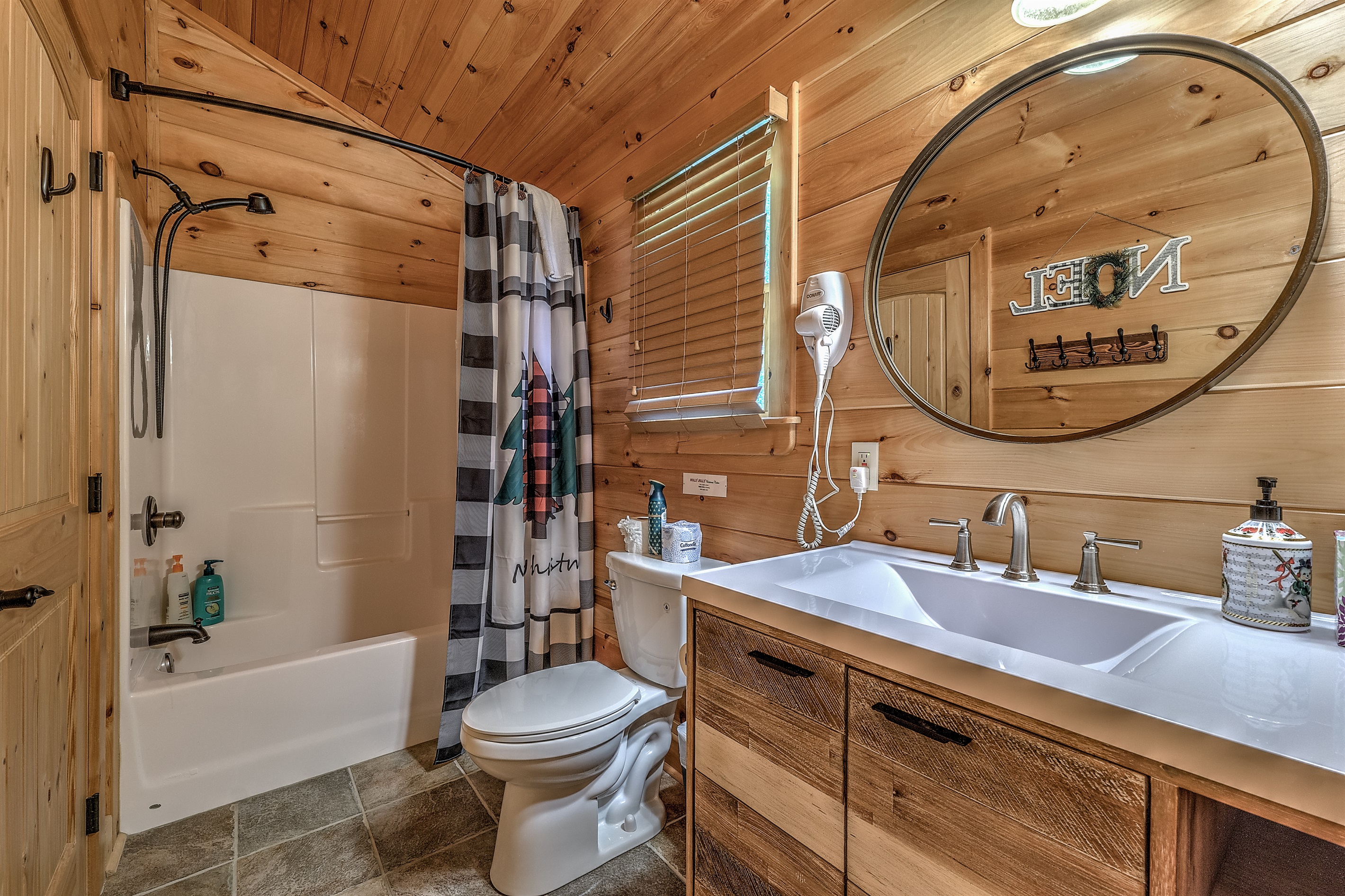 Private Bath upper, Silent Night Room