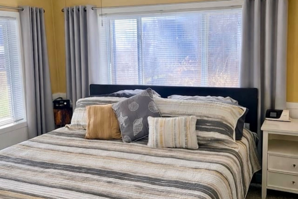 King bed lake view