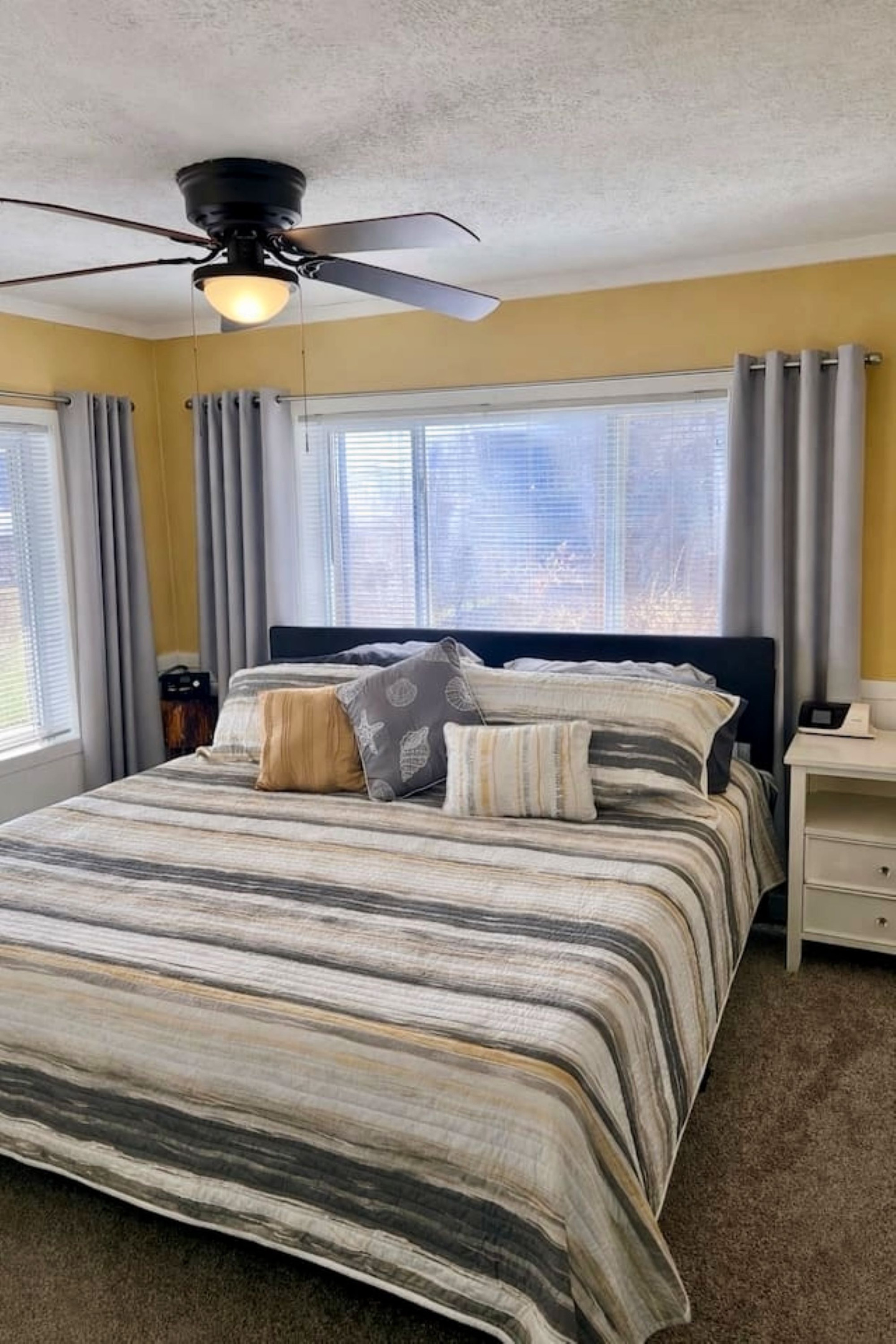 King bed lake view