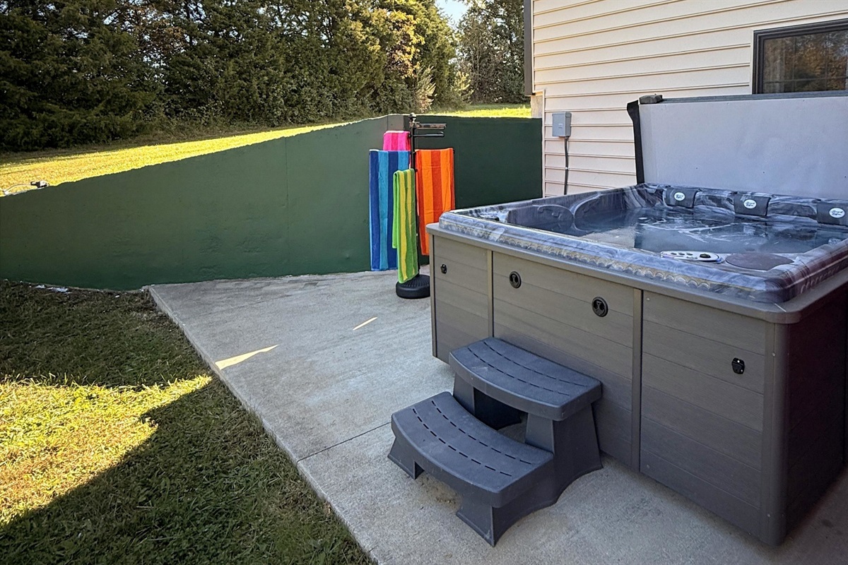 A refined unwind — from morning clarity to midnight reflection, the private hot tub offers rejuvenation between tastings, meetings, or celebrations.