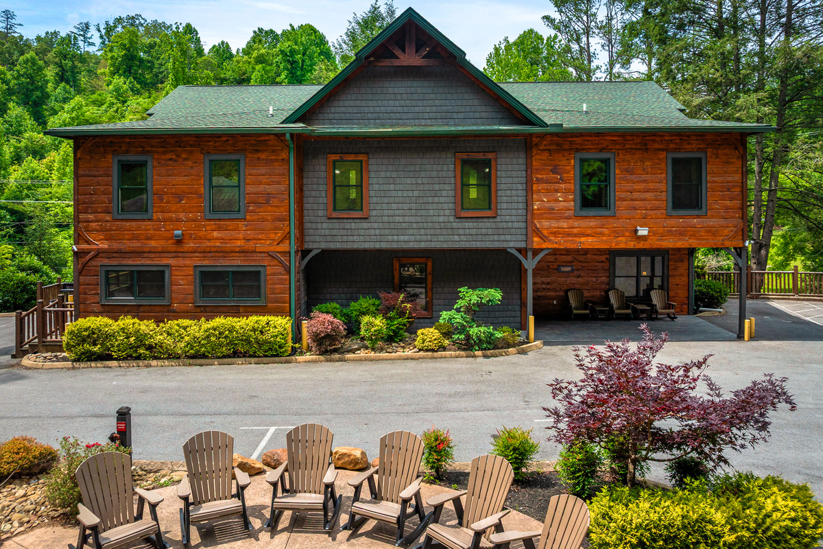 One of the largest private group lodge in the Smoky Mountains. 20 bedrooms, 24 en-suite baths, 64+ guests — all under one roof on flat, accessible roads minutes from downtown Gatlinburg.