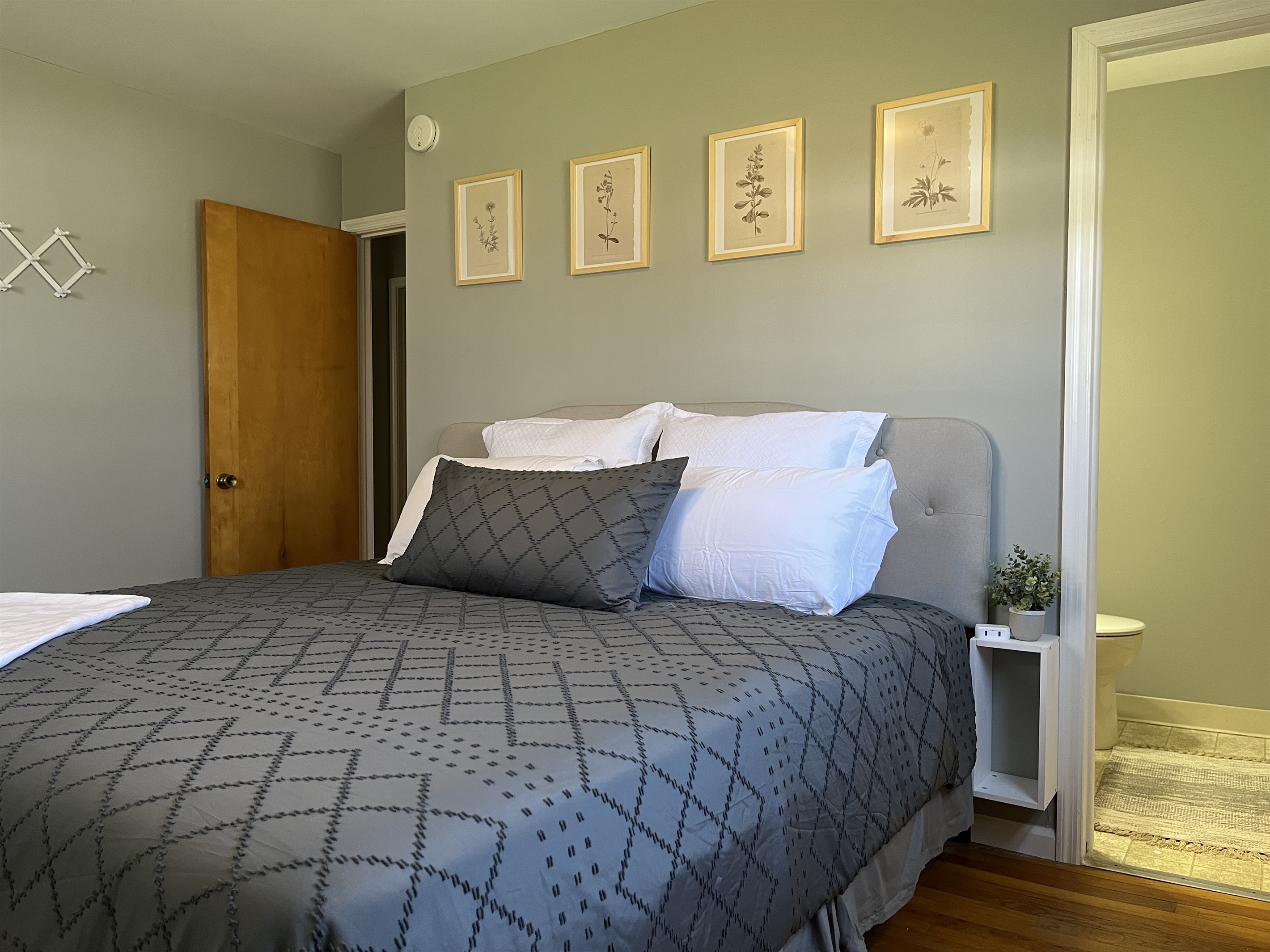 1st floor King with ensuite 1/2 bath