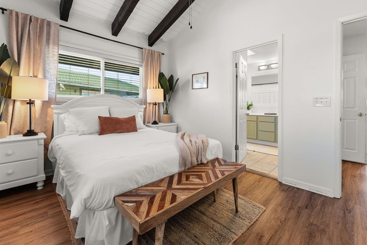 Queen bedroom with en-suite bathroom.