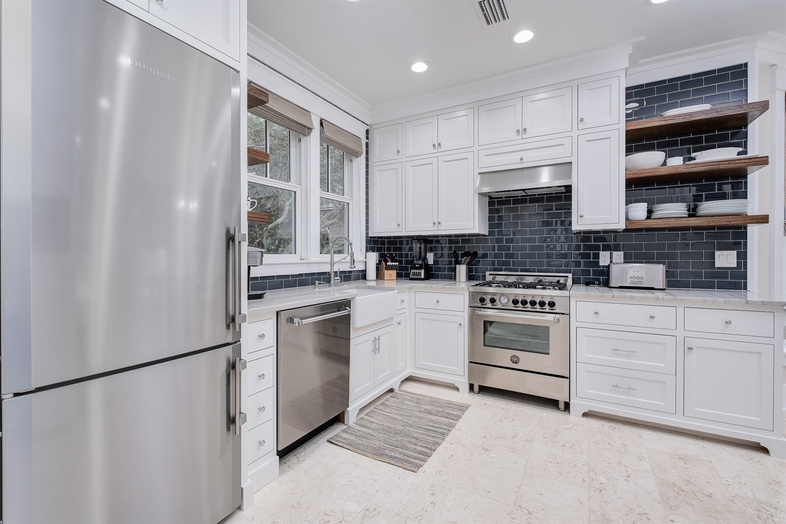 4 burner gas range makes meal prep a breeze.