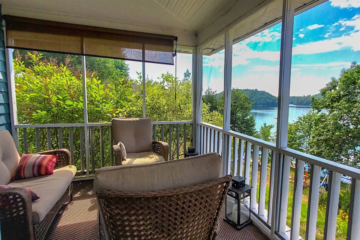 Vue de la véranda réservée à La Maison du Lac - The Lakehouse Veranda seating area with screened-in section