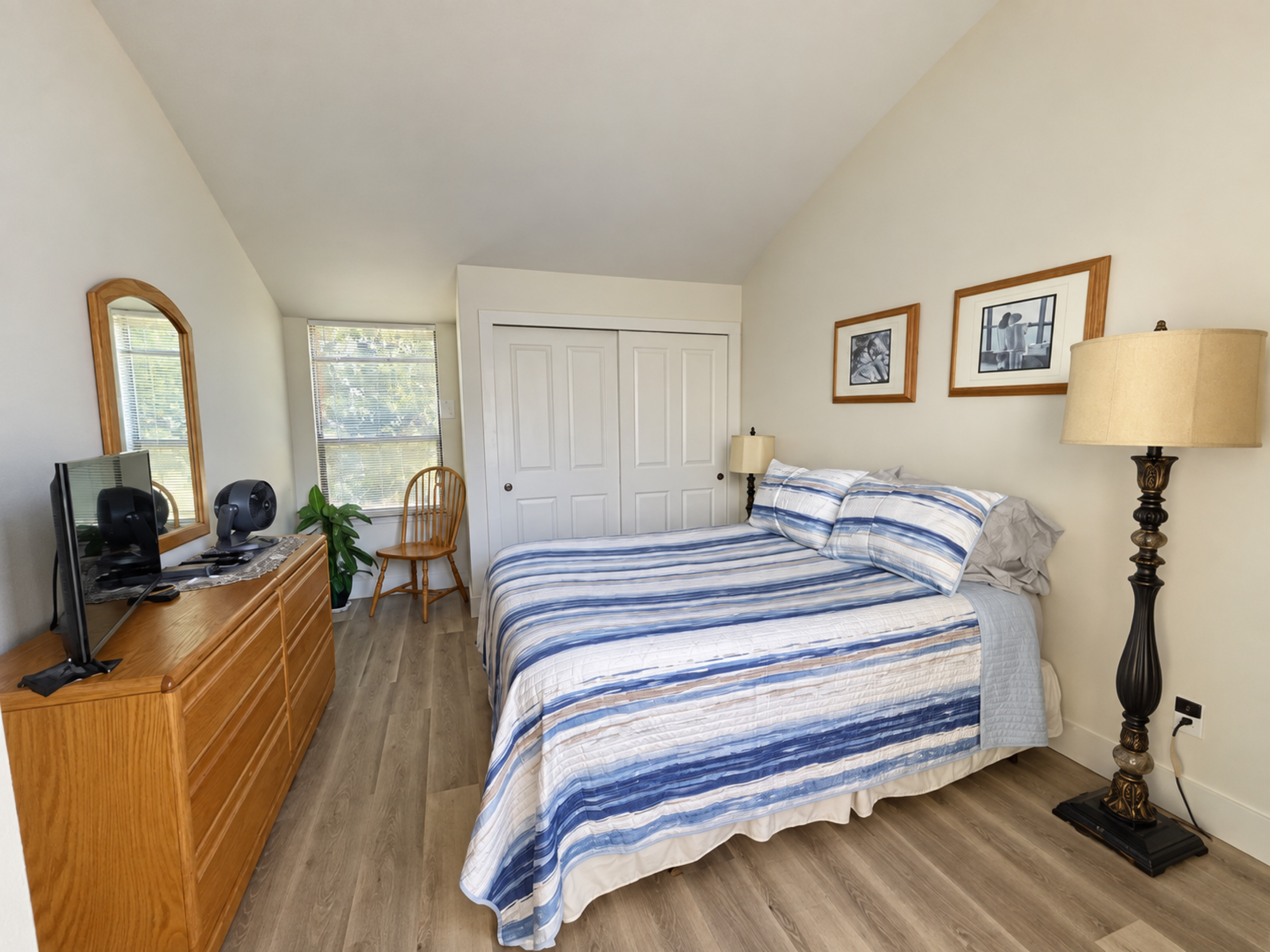 2nd Bedroom with Queen bed