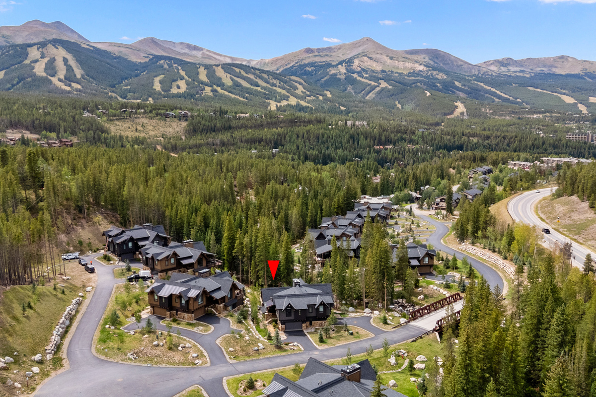 Riverside Escape is in the exclusive River's Edge neighborhood only 1 mile to town on the Blue River and no through traffic. 
