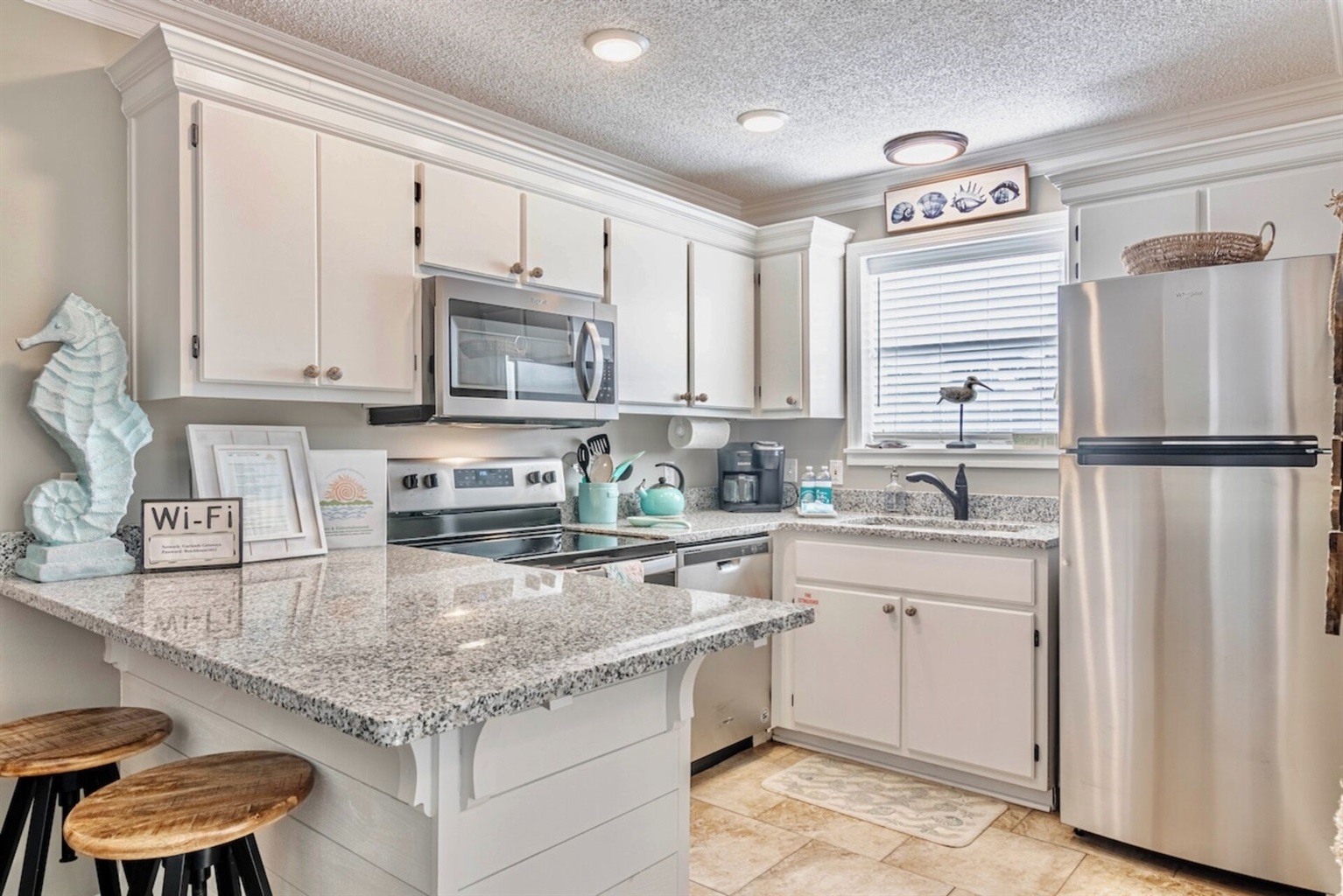 Well equipped kitchen with all you need for meals/snacks.