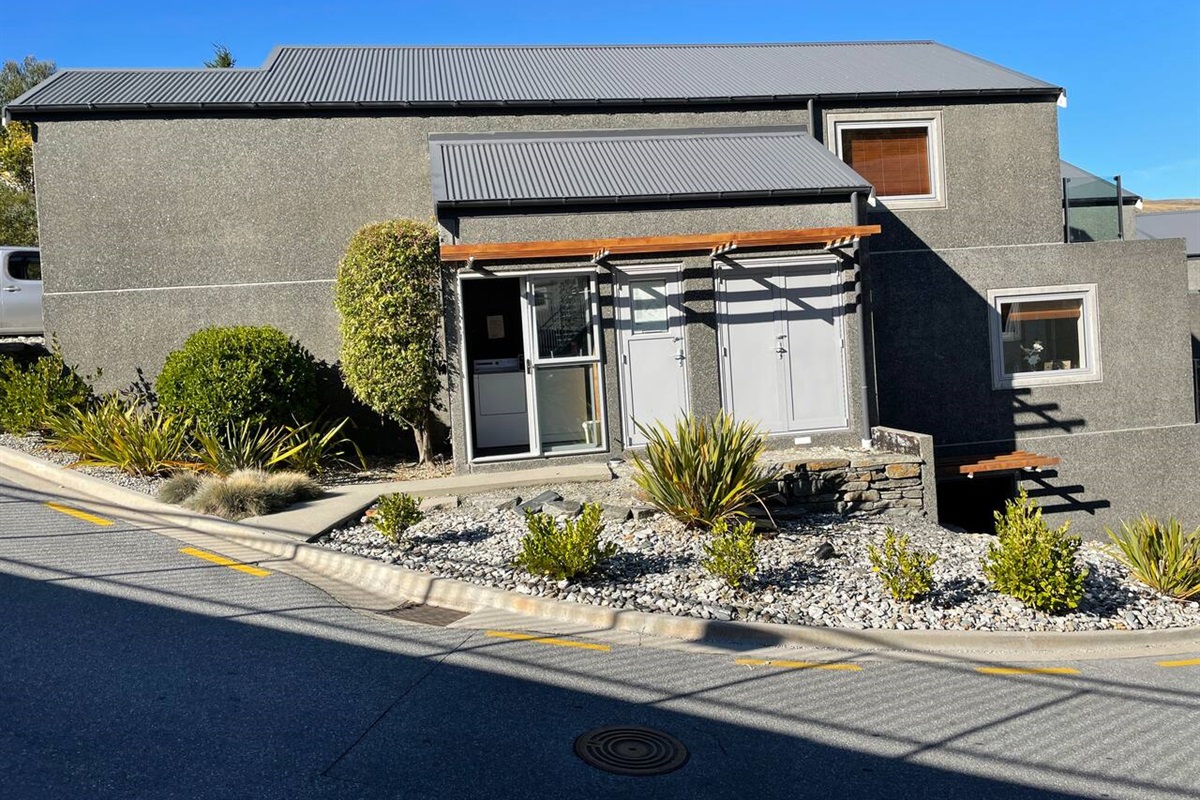 Complex laundry if needed. $3.00 per wash or dry (1x$ 2.00 and 1x $1.00 coin)