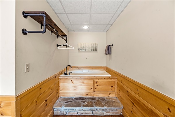 Downstairs King Jacuzzi Tub