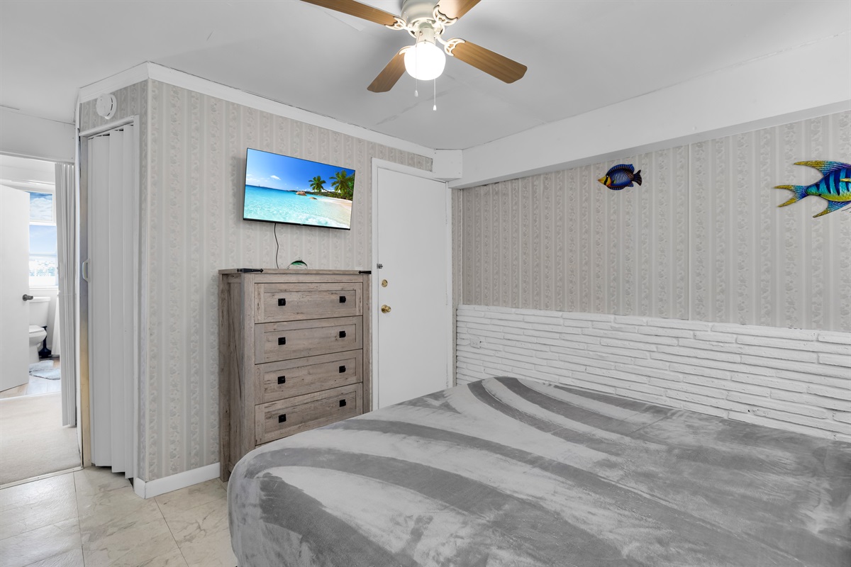 Primary bedroom, queen bed
