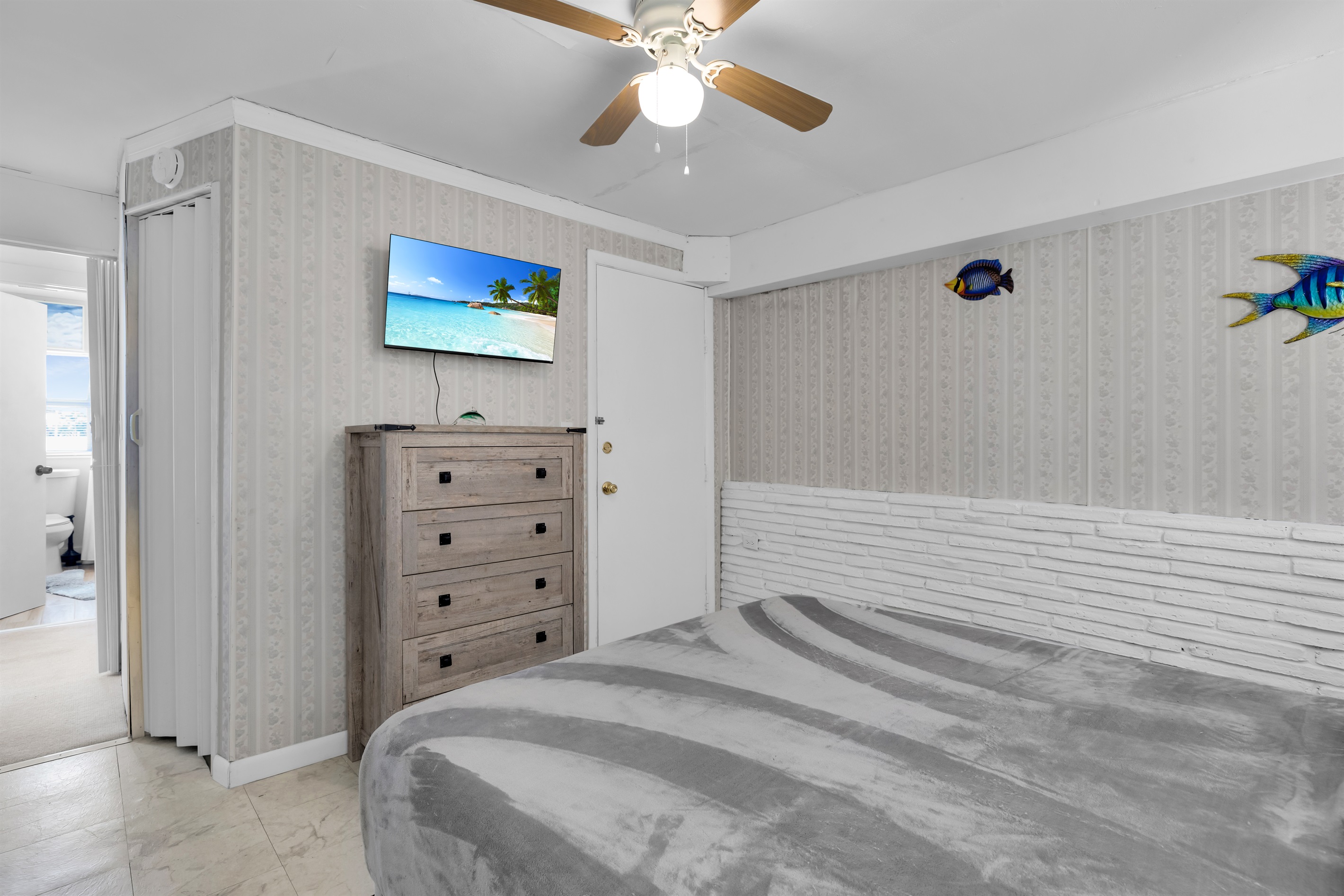 Primary bedroom, queen bed