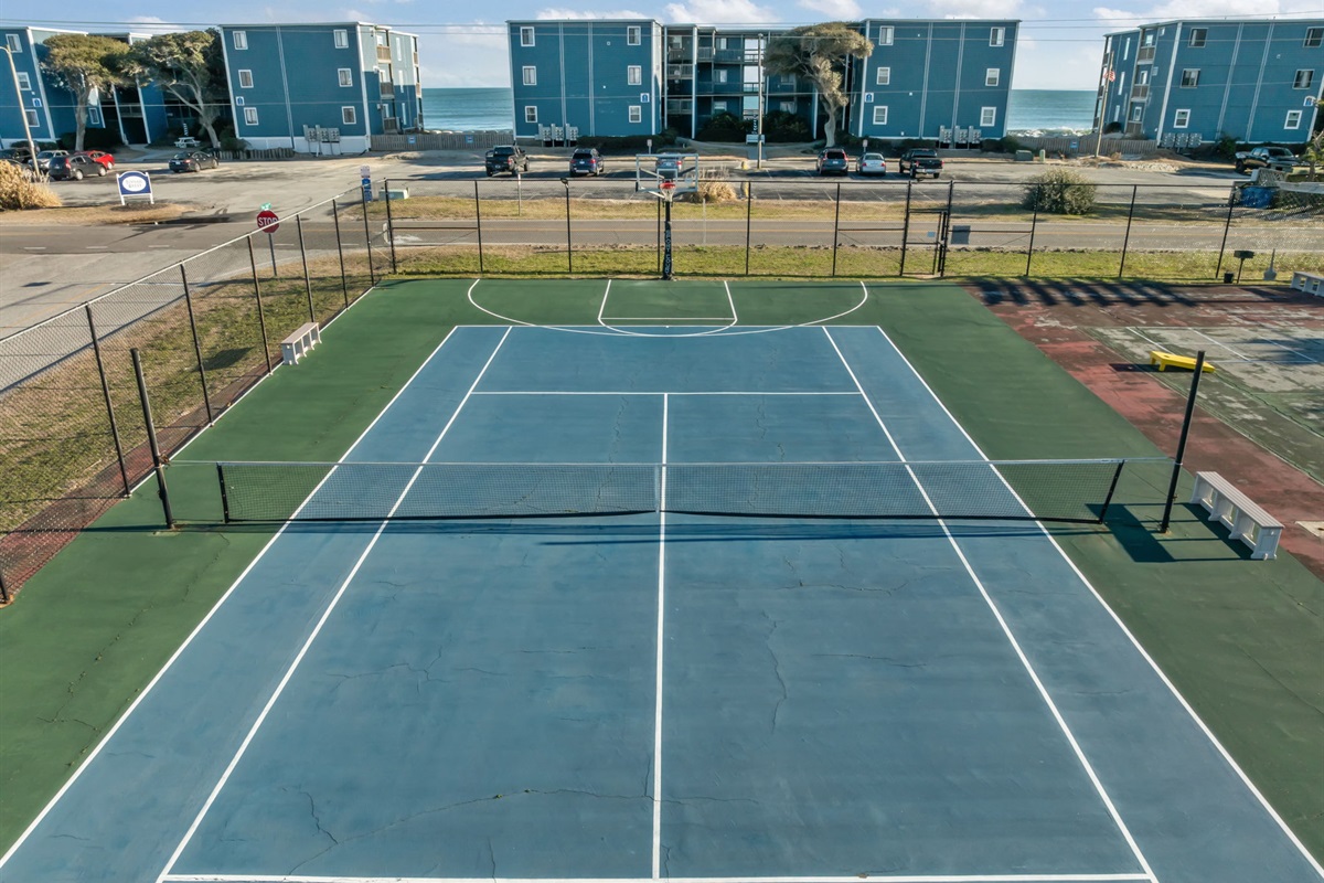 Well kept tennis court for guests to use throughout their stay!