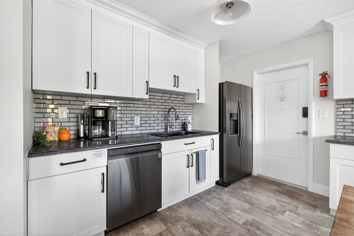 Stainless steel appliances, including fridge, dishwasher, oven & microwave.