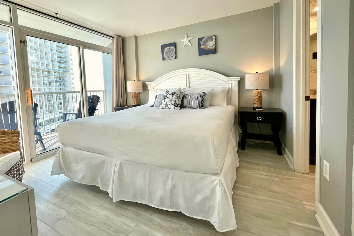 Master King bed with Ocean view AND Balcony Access 
