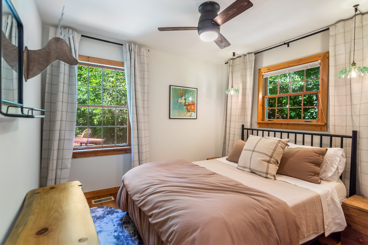 Guest bedroom - queen size bed 